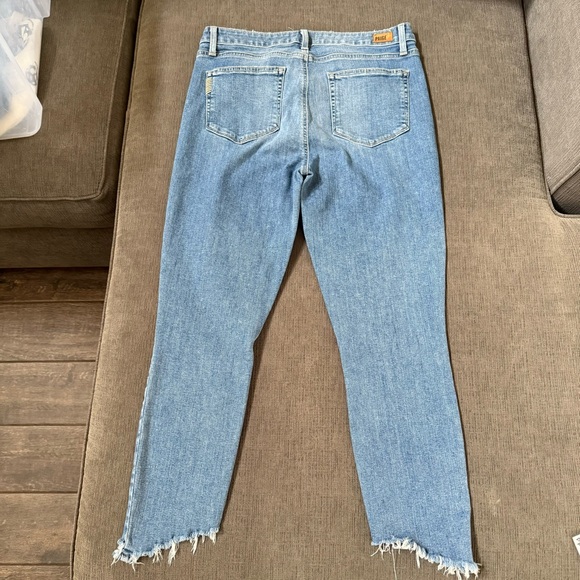 PAIGE Hoxton Crop Midrise Stretch Jeans in Dacey with Angled Fray Wash - Picture 4 of 7